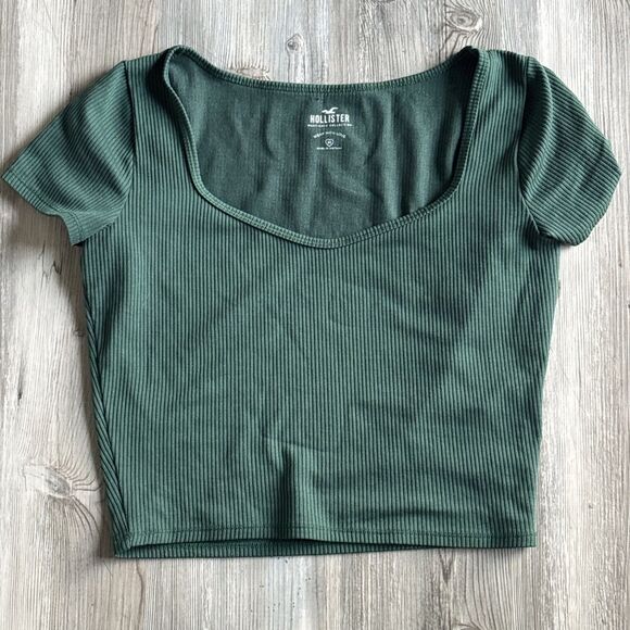 Hollister Seamless Ribbed Swoop Neck Short Sleeved Shirt Size Green Medium - Picture 1 of 9